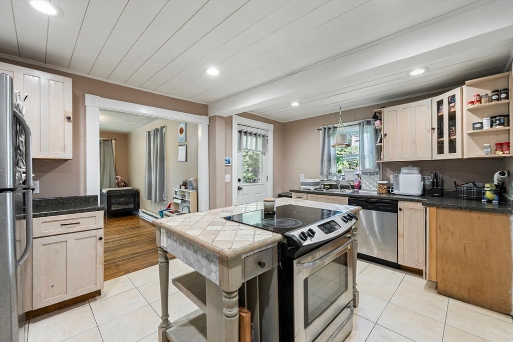 138 Charlton St, Southbridge MA 01550 photo 3