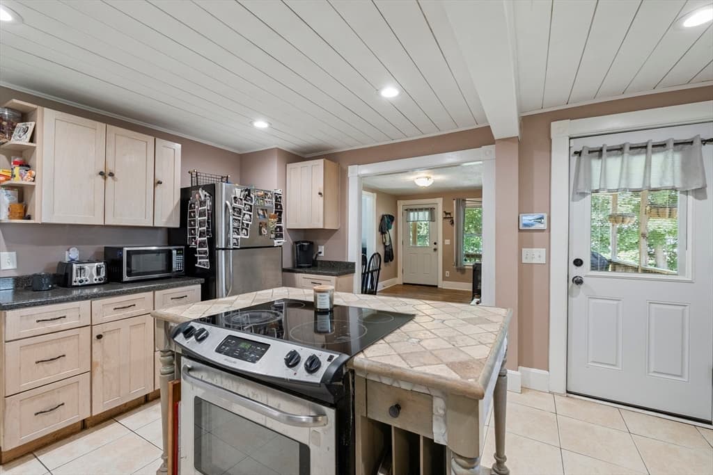 138 Charlton St, Southbridge MA 01550 photo 4