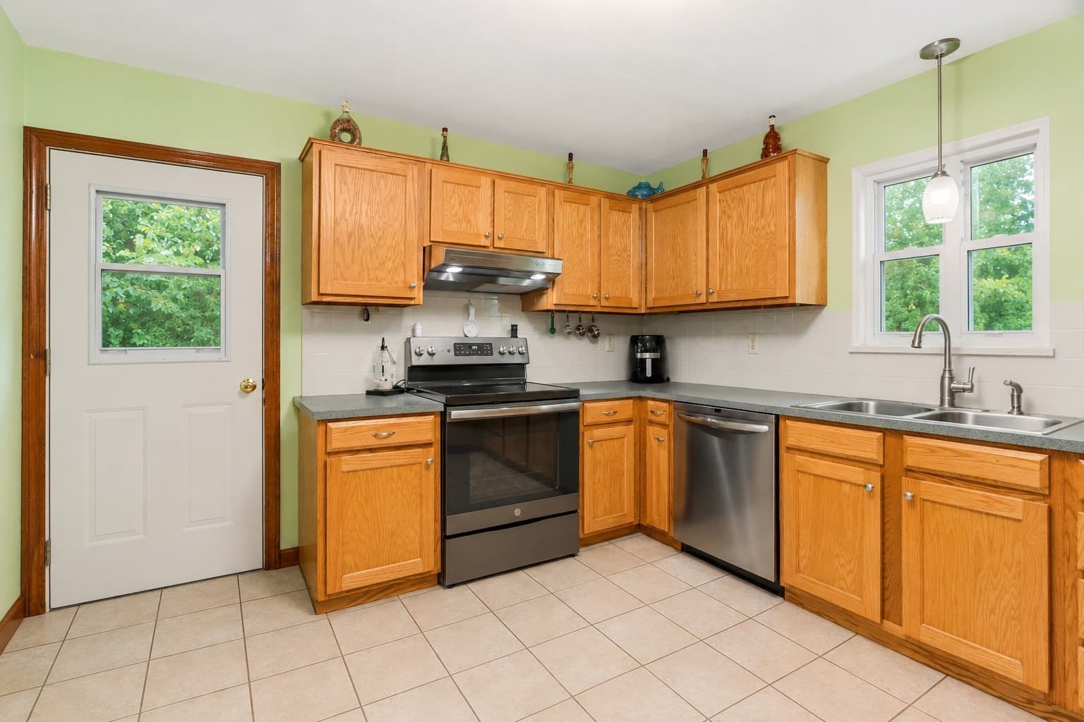 Single Family Residence at 224 Perryville Rd, Rehoboth MA 02769, photo 8 of 26