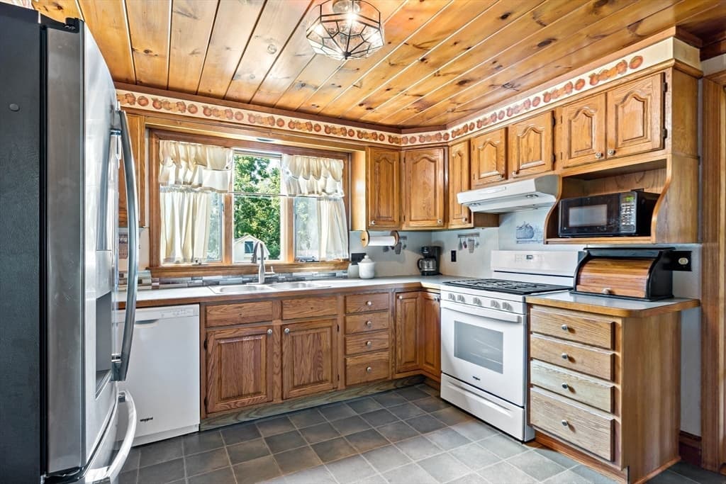 Single Family Residence at 842 Wood Street, Swansea MA 02777, Swansea, photo 12 of 42