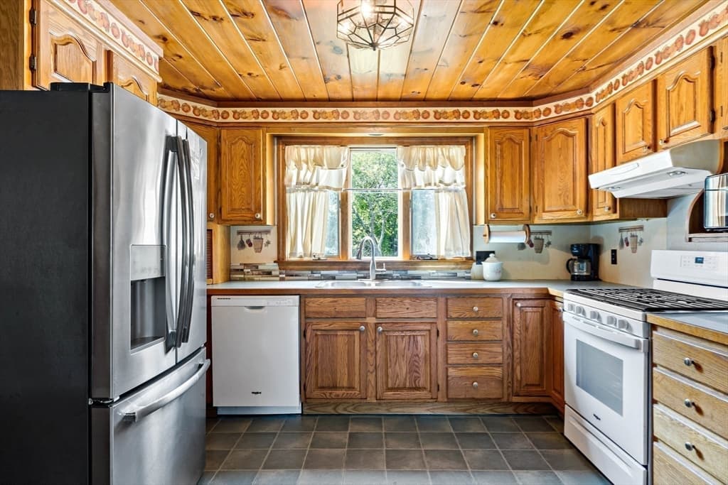 Single Family Residence at 842 Wood Street, Swansea MA 02777, Swansea, photo 10 of 42