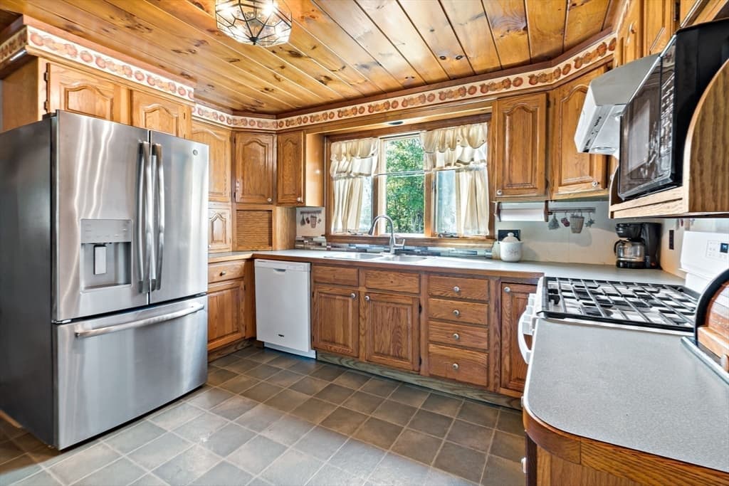 Single Family Residence at 842 Wood Street, Swansea MA 02777, Swansea, photo 11 of 42