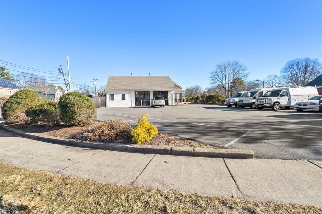 655 Saw Mill Brook Pkwy, Newton MA 02459 photo 2