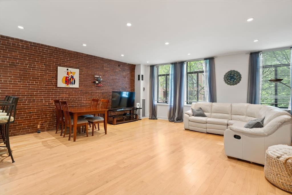 142 Commercial St # 304, Boston MA 02109