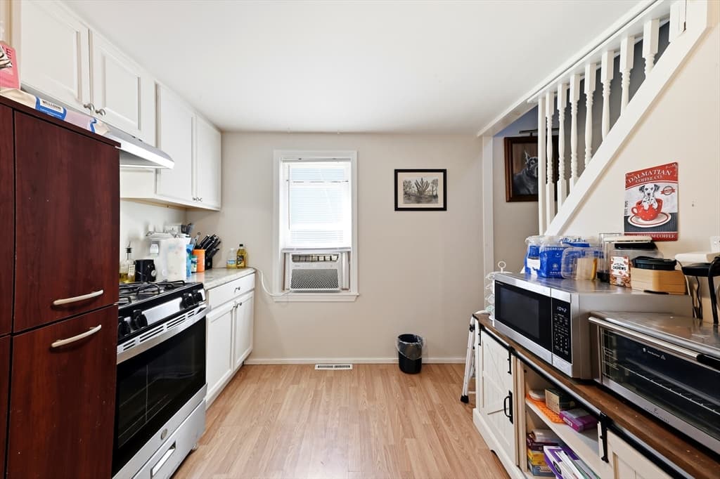 Single Family Residence at 30 Mazarin St, Springfield MA 01151, Springfield, photo 8 of 19