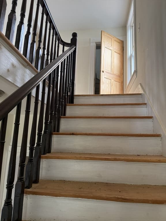 Single Family Residence at 174 Hamilton St, Southbridge MA 01550, photo 9 of 11