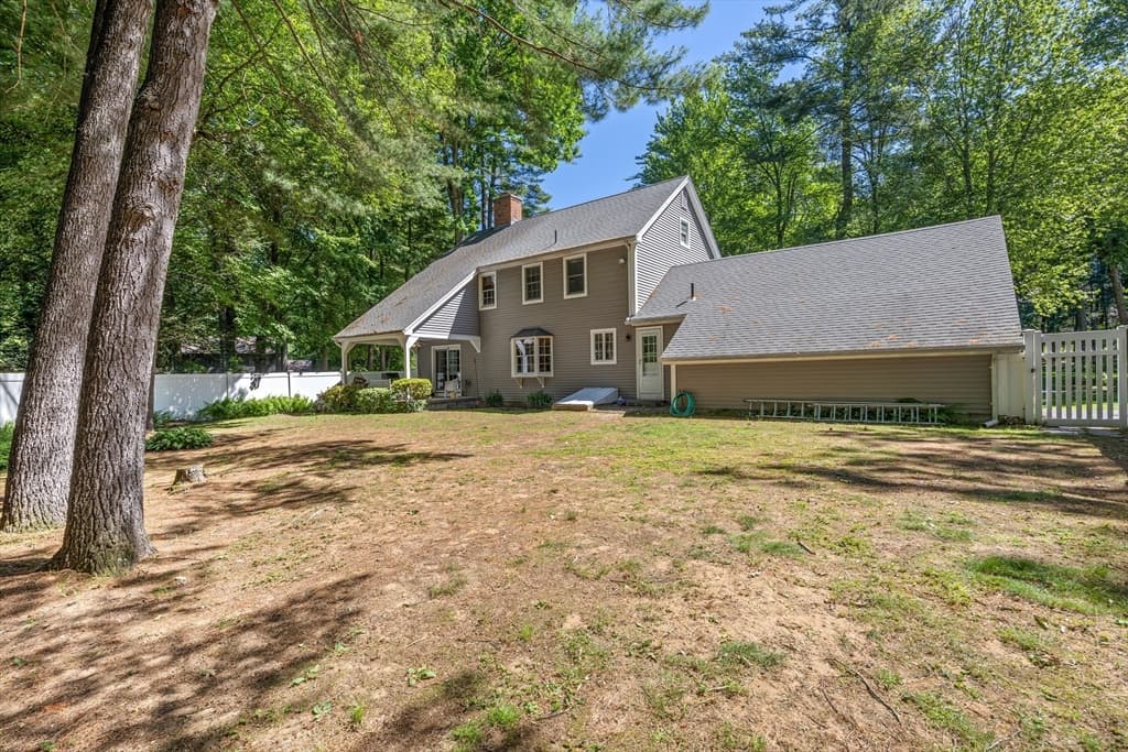 Single Family Residence at 12 Blueberry Bend, South Hadley MA 01075, photo 6 of 38