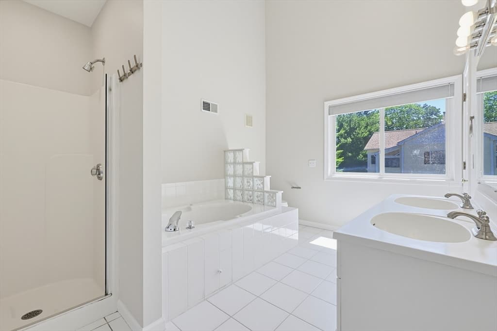 Condominium at 33 Half Crown Cir # 33, Ashland MA 01721, Ashland, photo 28 of 42