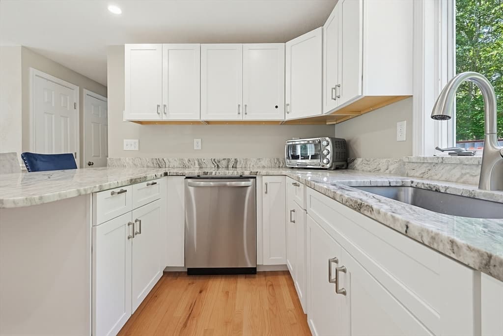 Single Family Residence at 170 Rocky Hill Rd, Rehoboth MA 02769, Rehoboth, photo 11 of 42