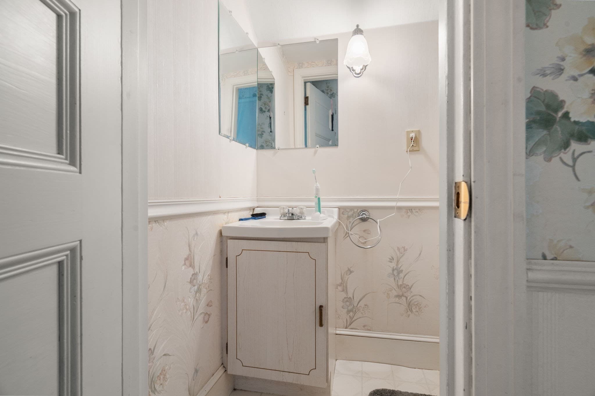 Single Family Residence at 108 Langdon Ave, Watertown MA 02472, photo 9 of 22