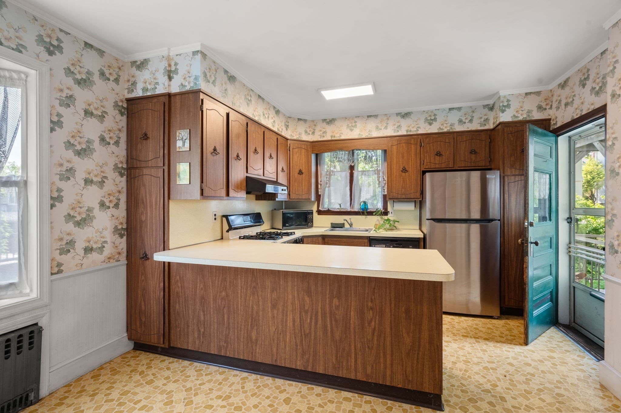 Single Family Residence at 108 Langdon Ave, Watertown MA 02472, photo 8 of 22