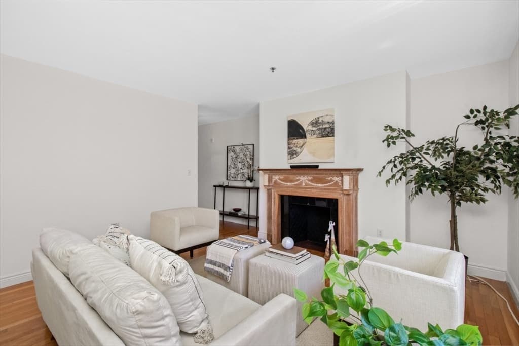 Condominium at 10 Charlesgate E # 302, Boston MA 02215, photo 6 of 27