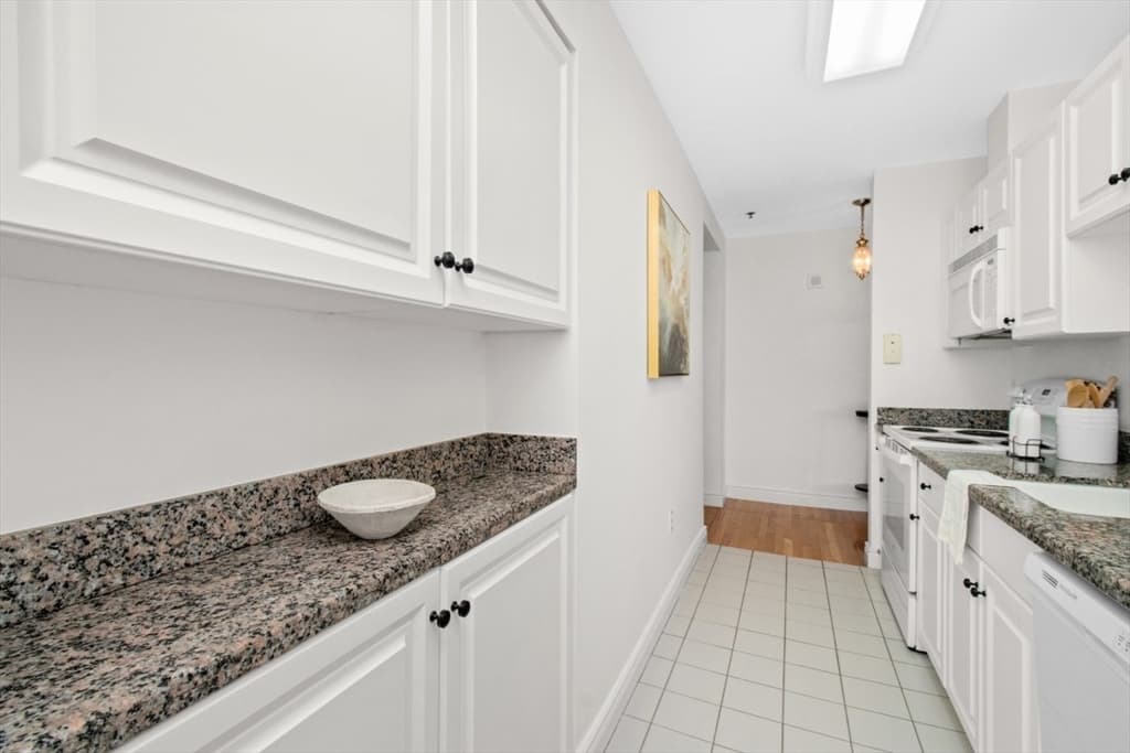 Condominium at 10 Charlesgate E # 302, Boston MA 02215, photo 13 of 27
