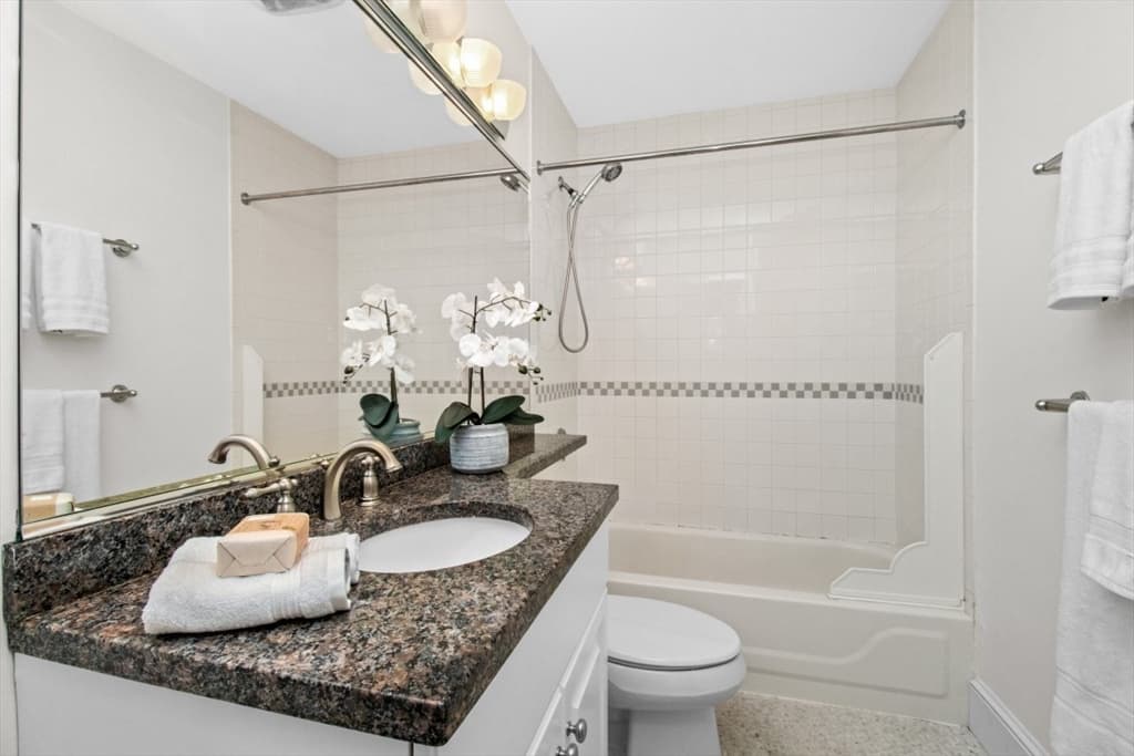 Condominium at 10 Charlesgate E # 302, Boston MA 02215, photo 20 of 27
