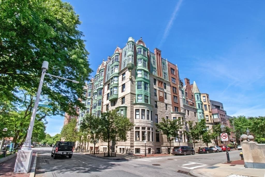 Condominium at 10 Charlesgate E # 302, Boston MA 02215, photo 24 of 27