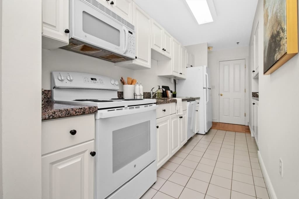 Condominium at 10 Charlesgate E # 302, Boston MA 02215, photo 15 of 27