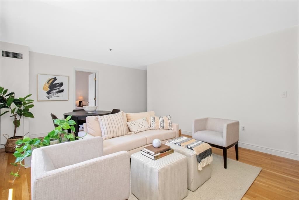 Condominium at 10 Charlesgate E # 302, Boston MA 02215, photo 8 of 27