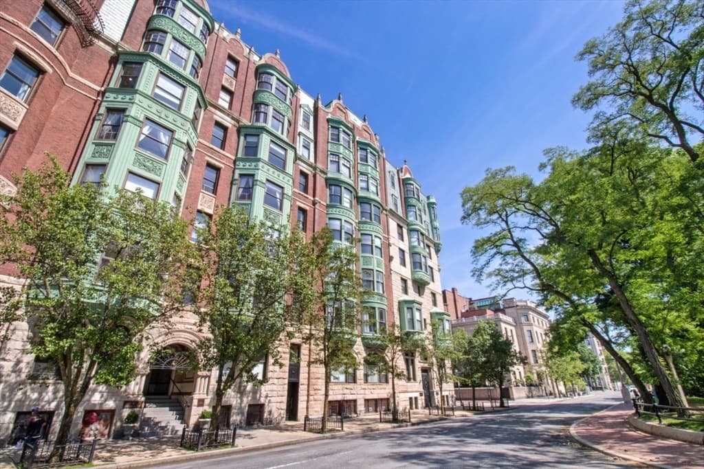 Condominium at 10 Charlesgate E # 302, Boston MA 02215, photo 25 of 27