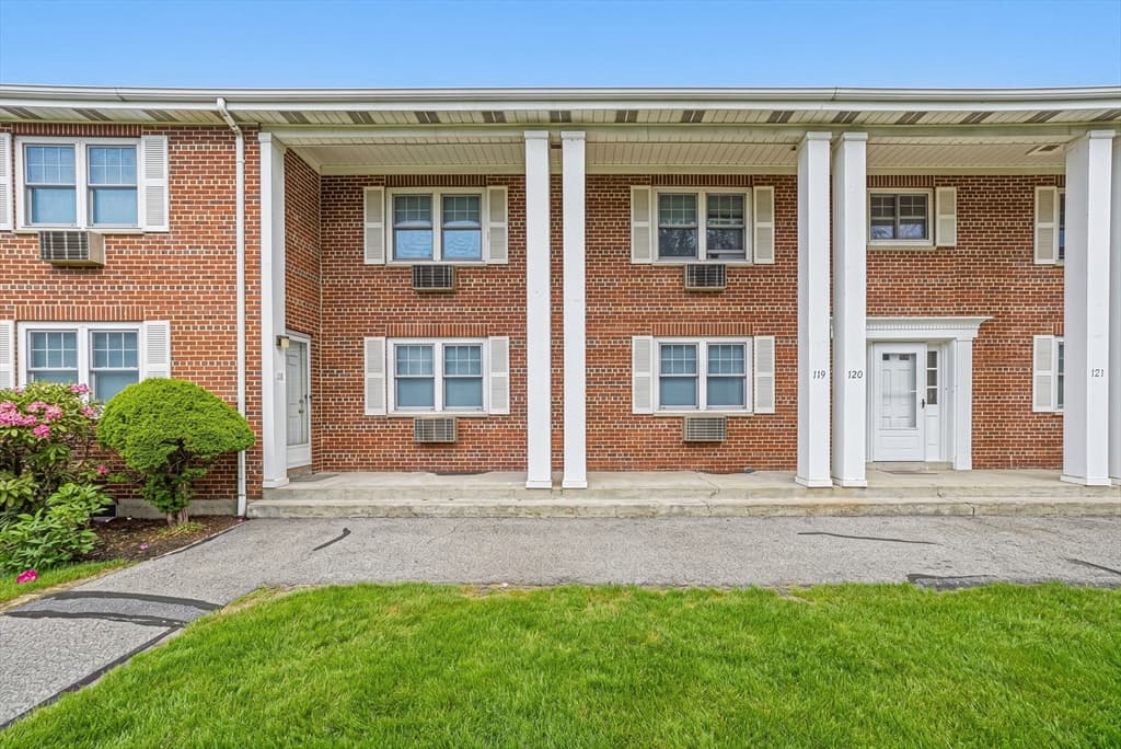 119 Emerson Gardens Rd # 119, Lexington MA 02420