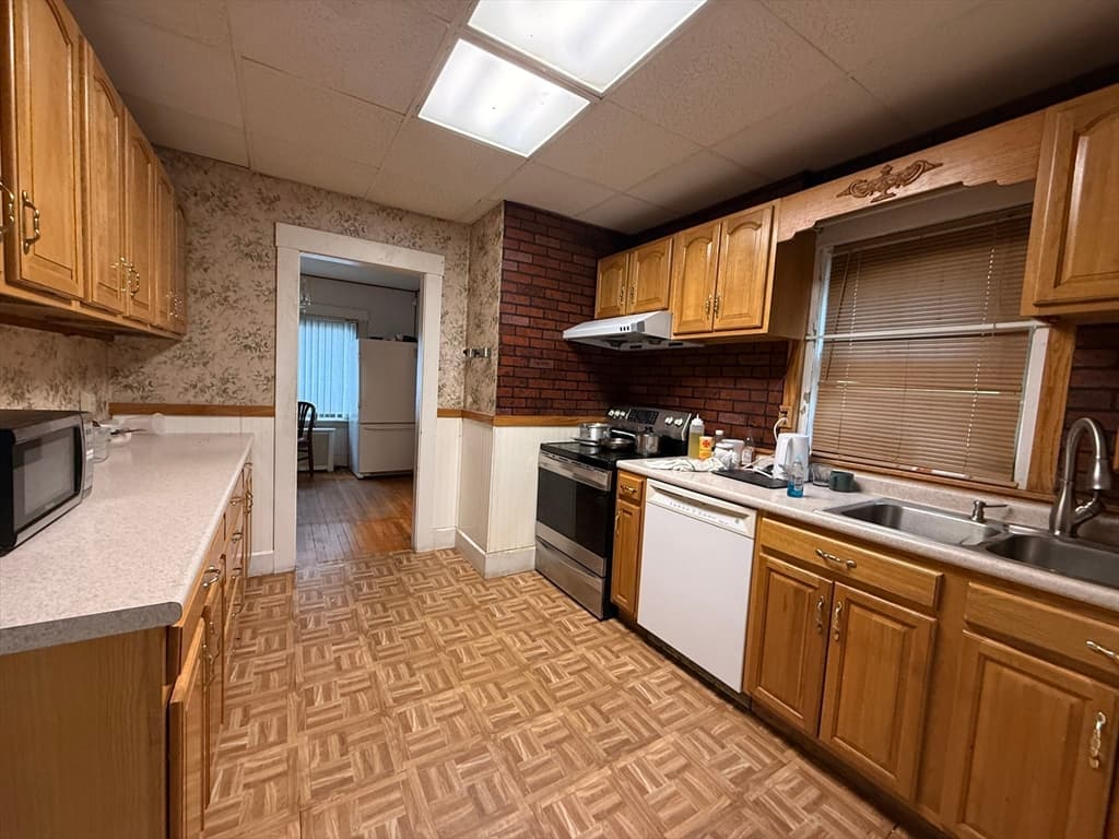 18 Pleasant St, Fitchburg MA 01420 photo 4