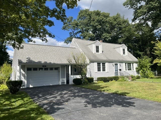 110 Longmeadow Dr, Lowell MA 01852