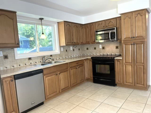Single Family Residence at 110 Longmeadow Dr, Lowell MA 01852, photo 8 of 21