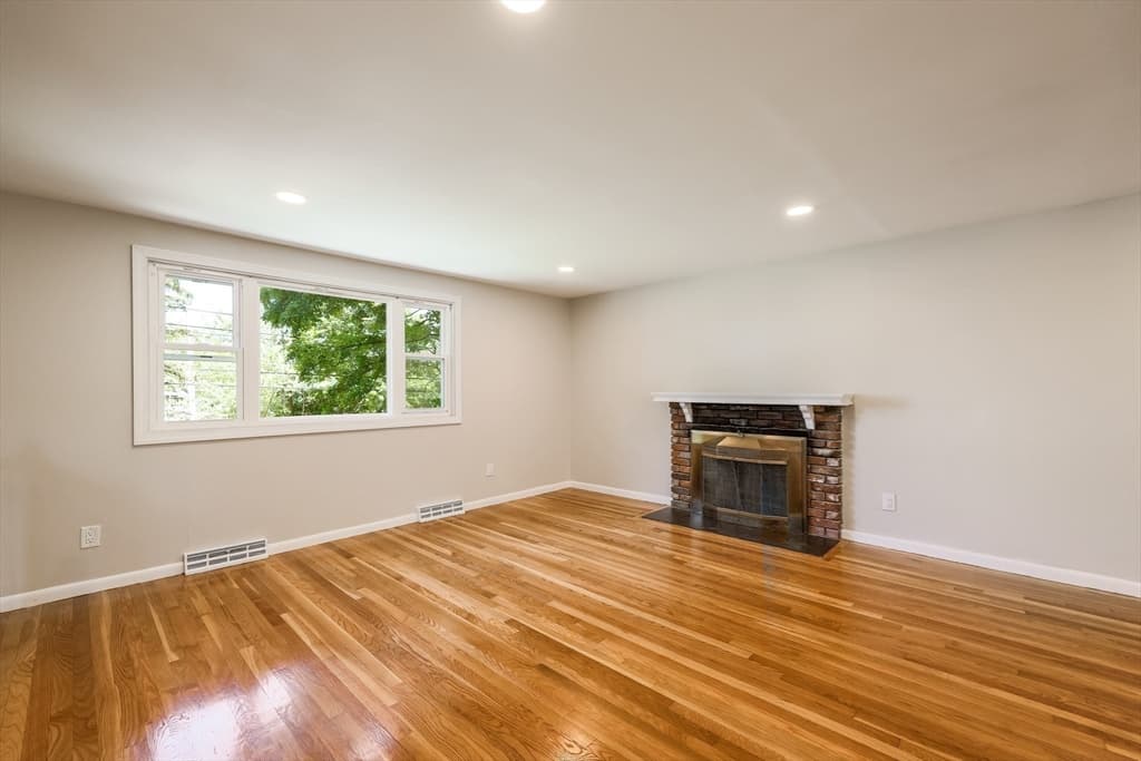 Single Family Residence at 181 E Main St, Westborough MA 01581, photo 4 of 38