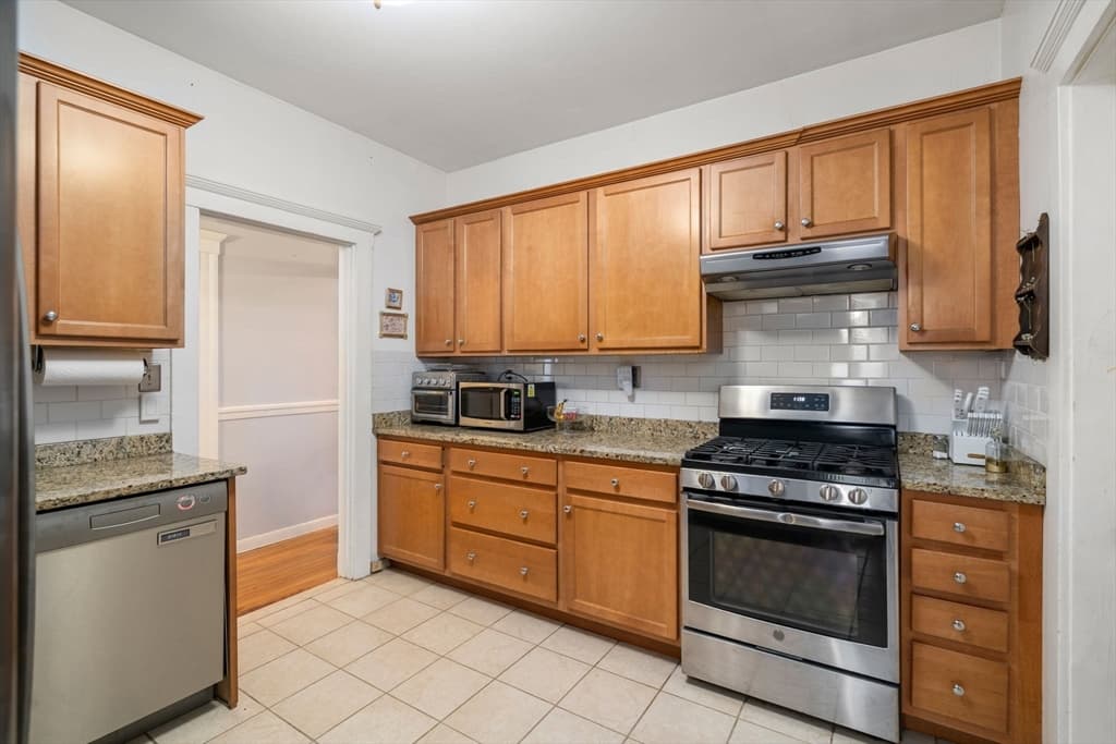 Condominium at 15 Bellvista Road # 2, Boston MA 02135, photo 7 of 22