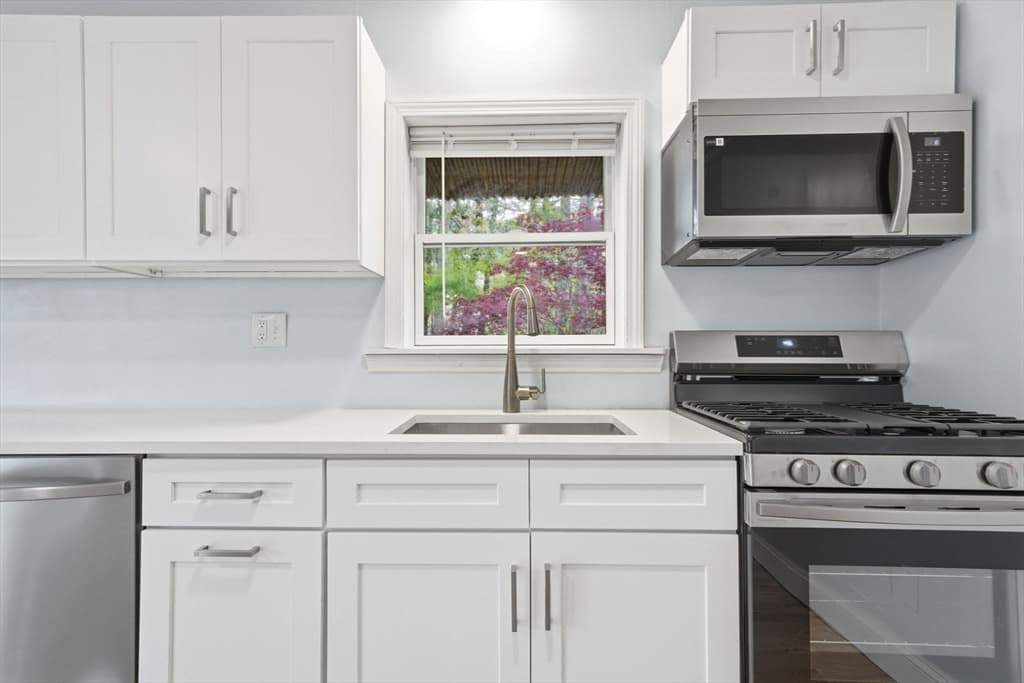 Single Family Residence at 8 Ash St, Plymouth MA 02360, photo 3 of 26