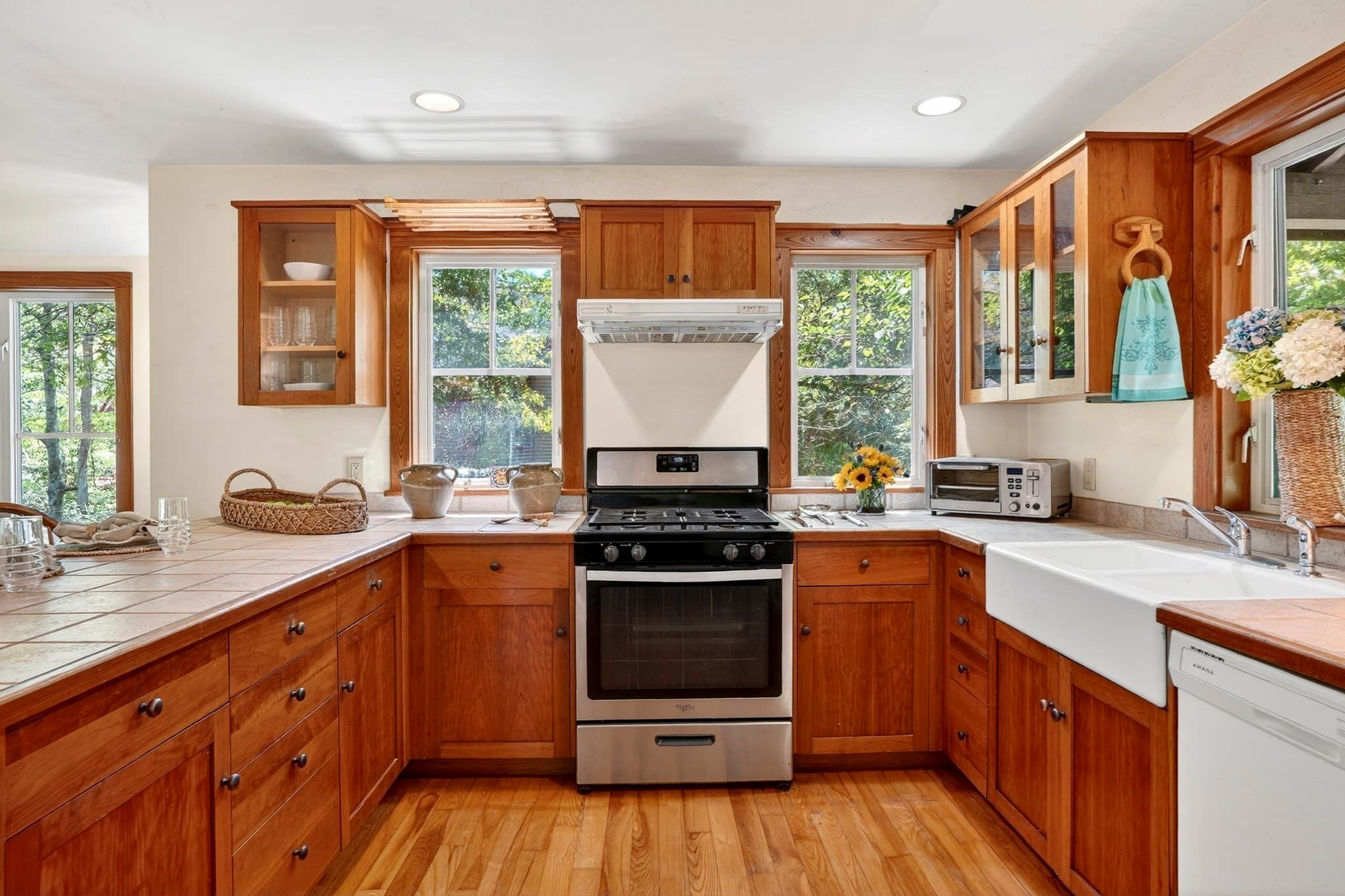 Single Family Residence at 4 Rock Pond Road, West Tisbury MA 02575, photo 5 of 31