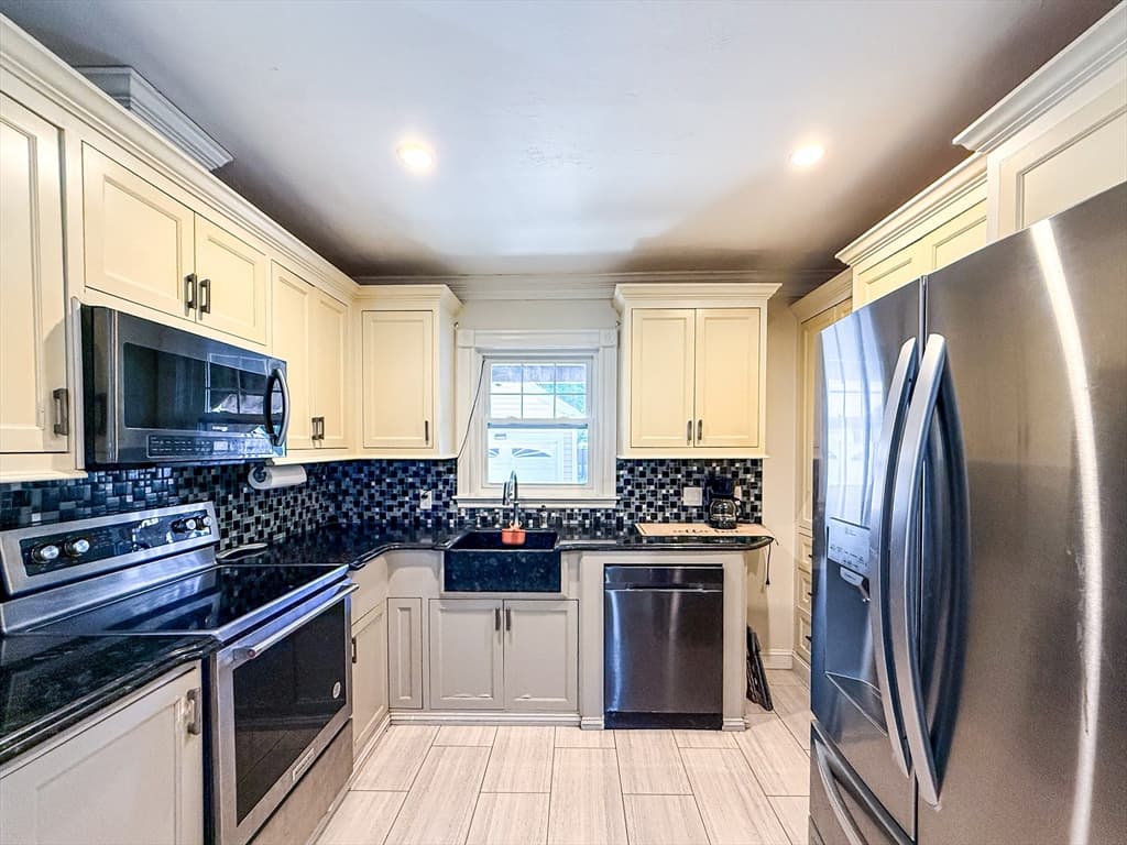 2 Family - 2 Units Up/Down at 42 Winthrop St, Framingham MA 01702, Framingham, photo 4 of 39