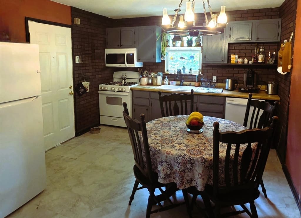 Single Family Residence at 203 Lakeview Ave, Tyngsborough MA 01879, Tyngsborough, photo 8 of 38