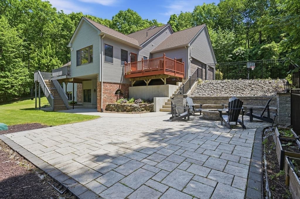 2 Highview Cir, Wilbraham MA 01095