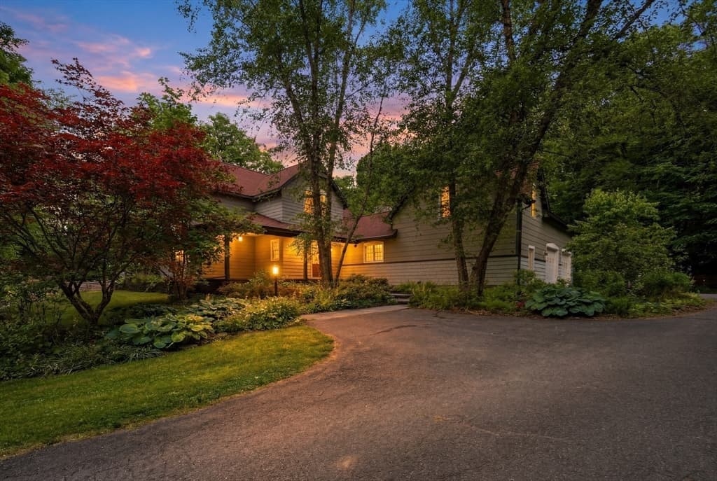 18 Eveningstar Dr, Amherst MA 01002