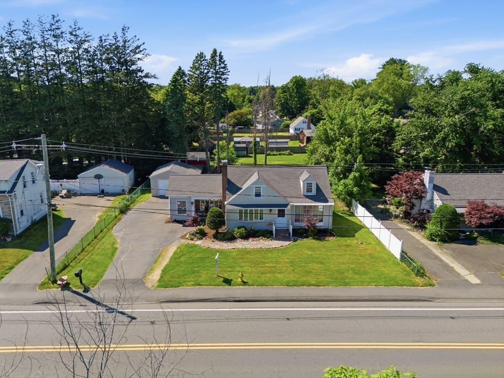 Single Family Residence at 375 River Rd, Agawam MA 01001, photo 4 of 33
