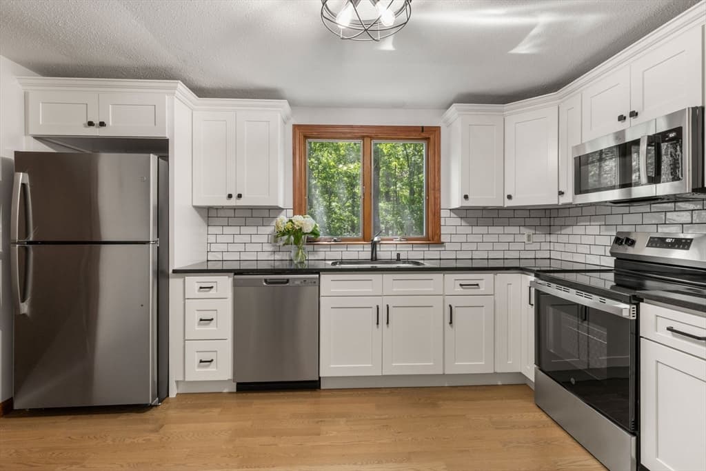 114 King Arthur Dr, Barnstable MA 02601 photo 3