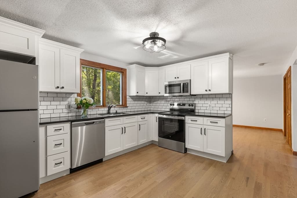 114 King Arthur Dr, Barnstable MA 02601 photo 5