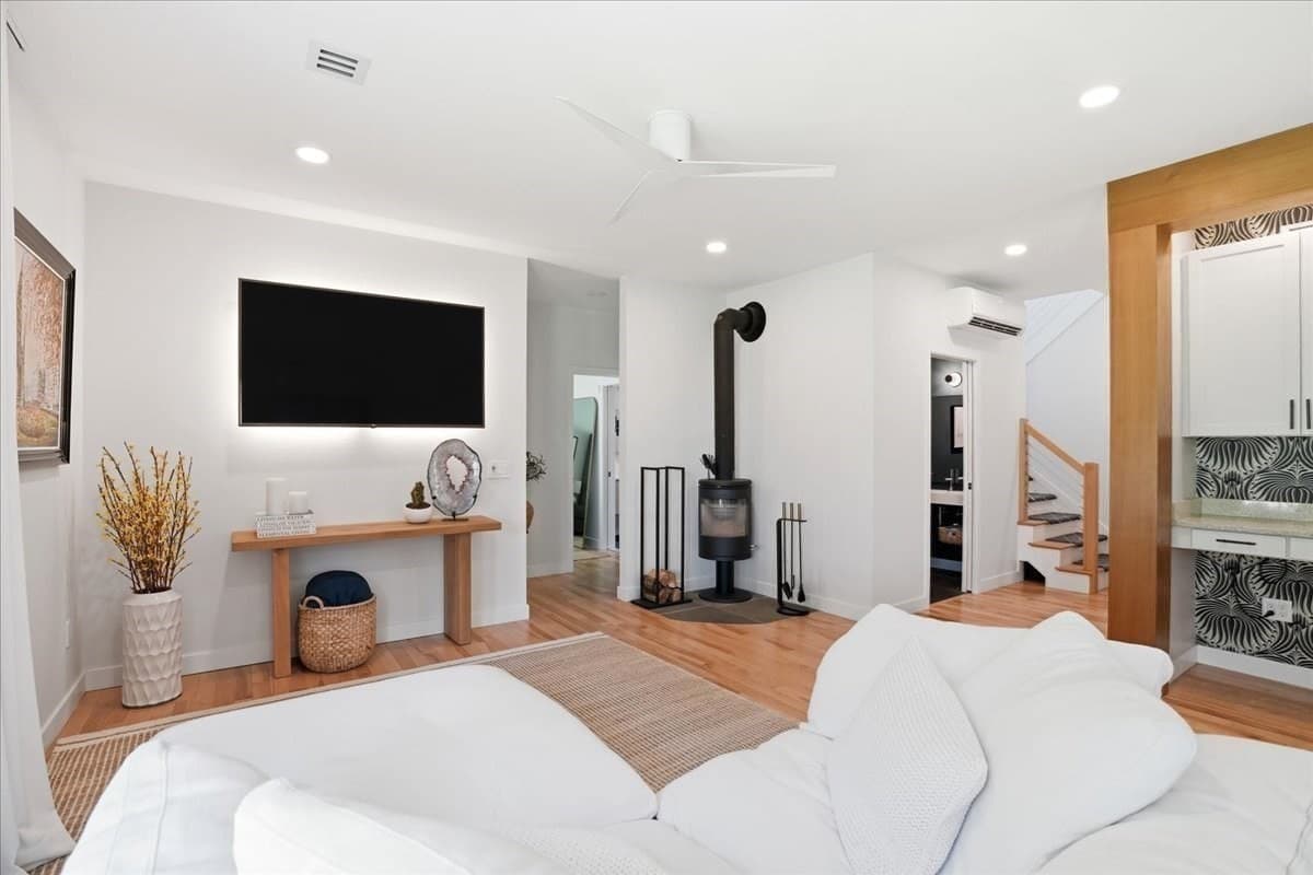 Single Family Residence at 108 Kilby St, Hingham MA 02043, photo 9 of 41