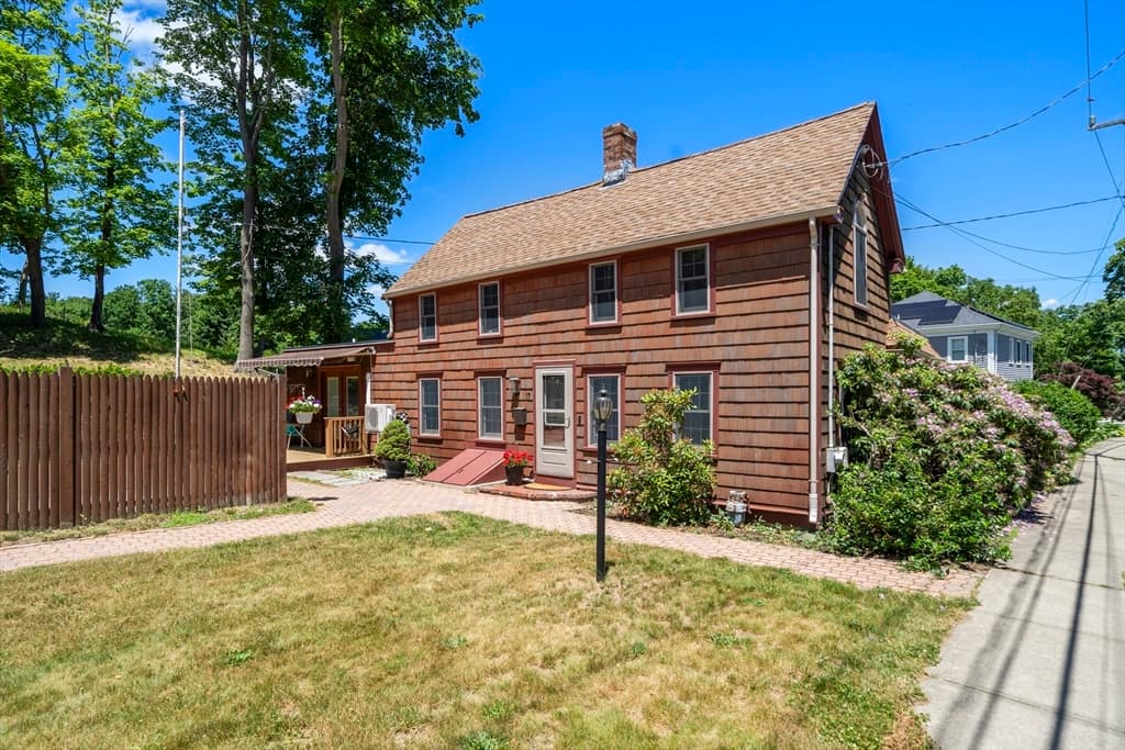 17 Stafford St, Plymouth MA 02360