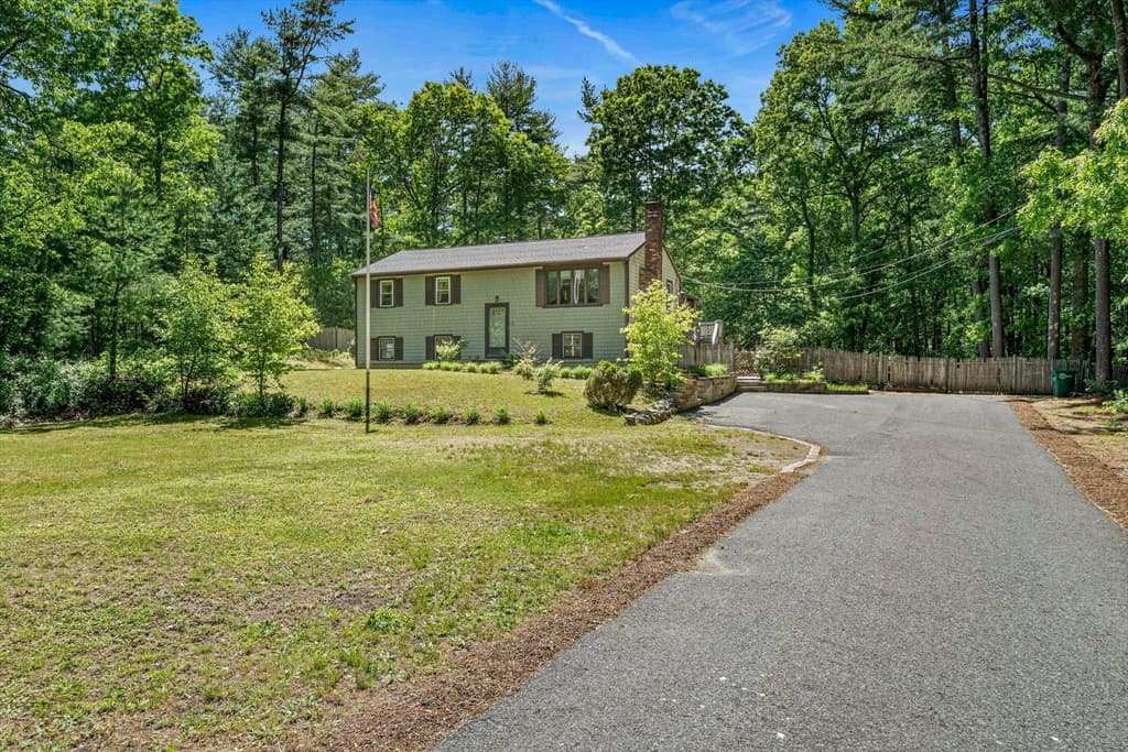 61 Chapel St, Pembroke MA 02359