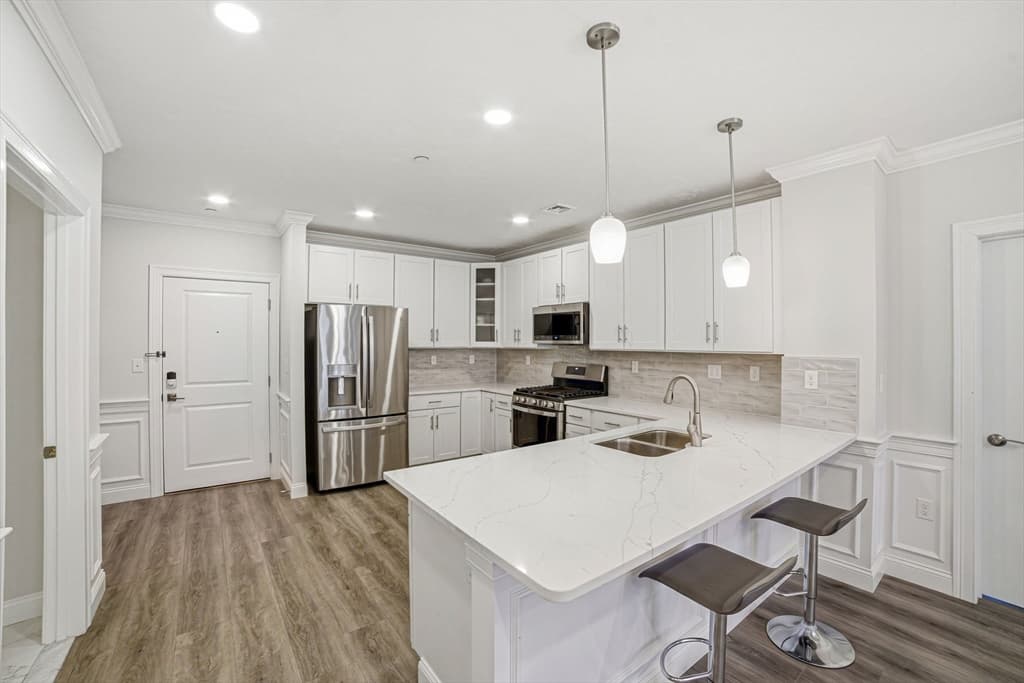 Condominium at 320 Middlesex Ave # D208, Medford MA 02155, photo 4 of 32