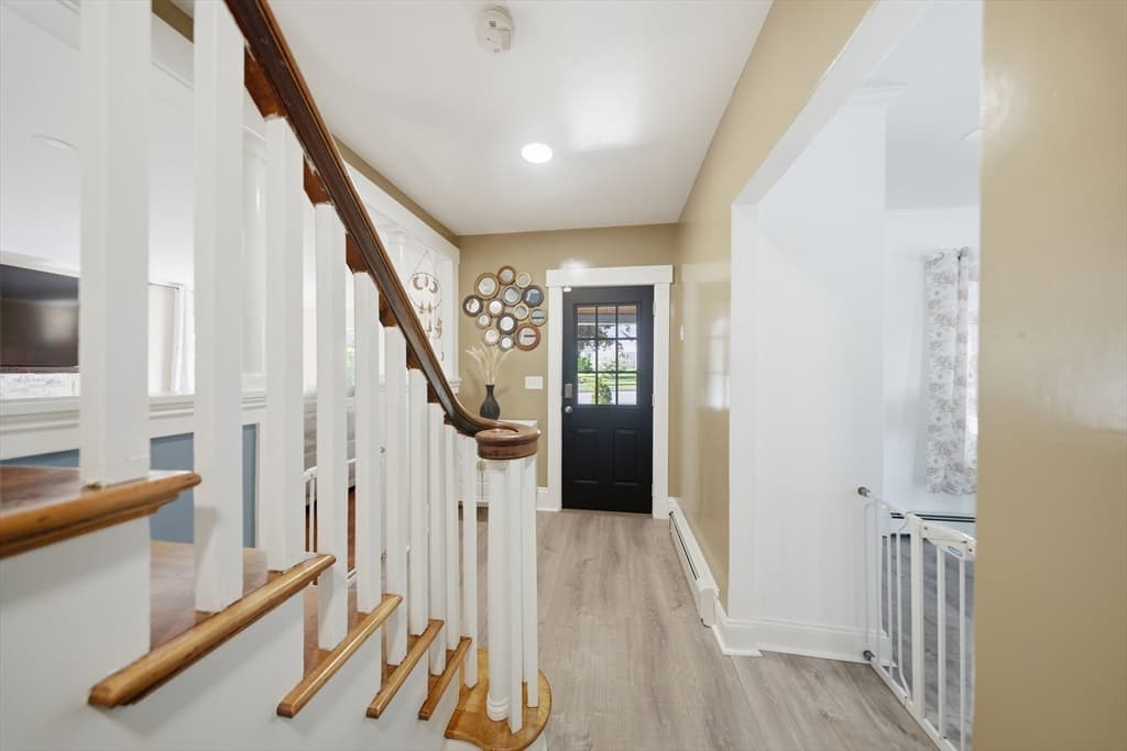 Single Family Residence at 131 Pearl St, Gardner MA 01440, Gardner, photo 4 of 41