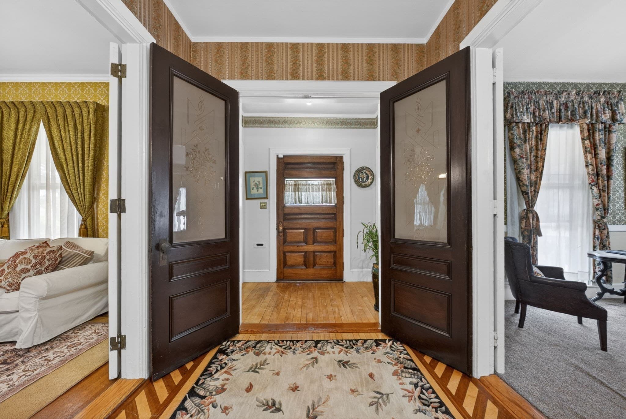 Single Family Residence at 289 W. Britannia St, Taunton MA 02780, photo 5 of 40
