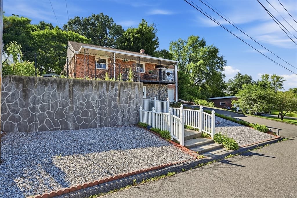 140 Ruskin St, Chicopee MA 01020 photo 2