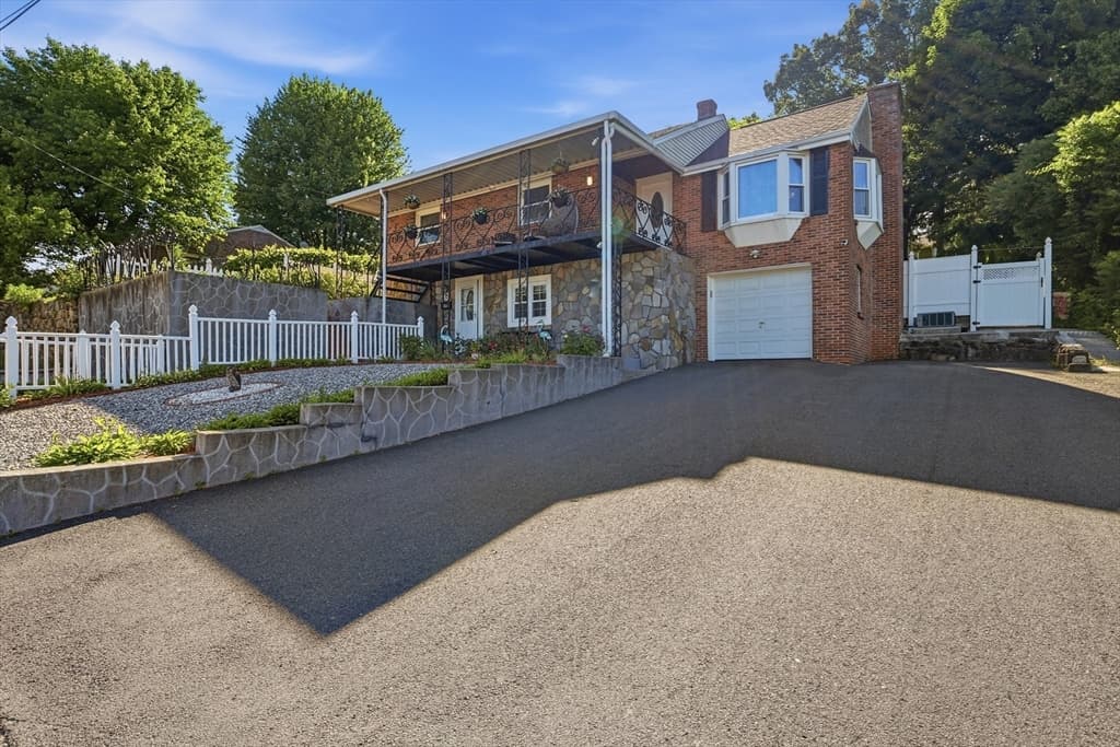 140 Ruskin St, Chicopee MA 01020