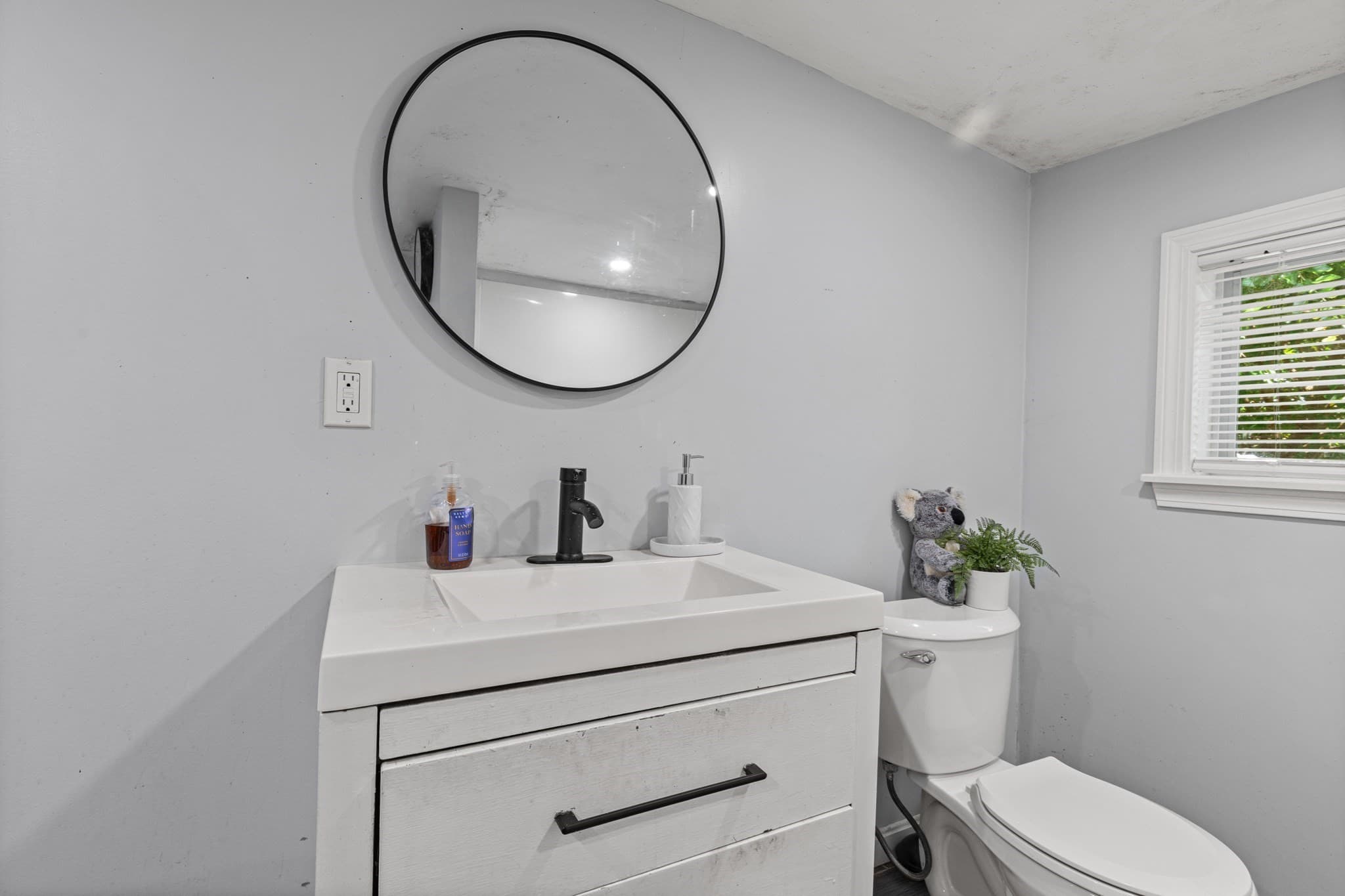 Single Family Residence at 452 Tecumseh St, Fall River MA 02721, photo 12 of 28