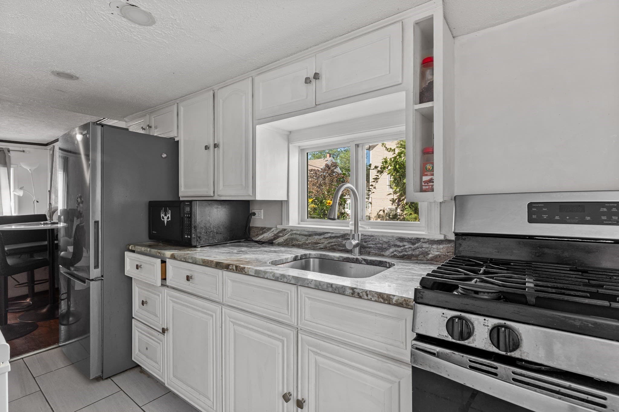 Single Family Residence at 452 Tecumseh St, Fall River MA 02721, photo 10 of 28