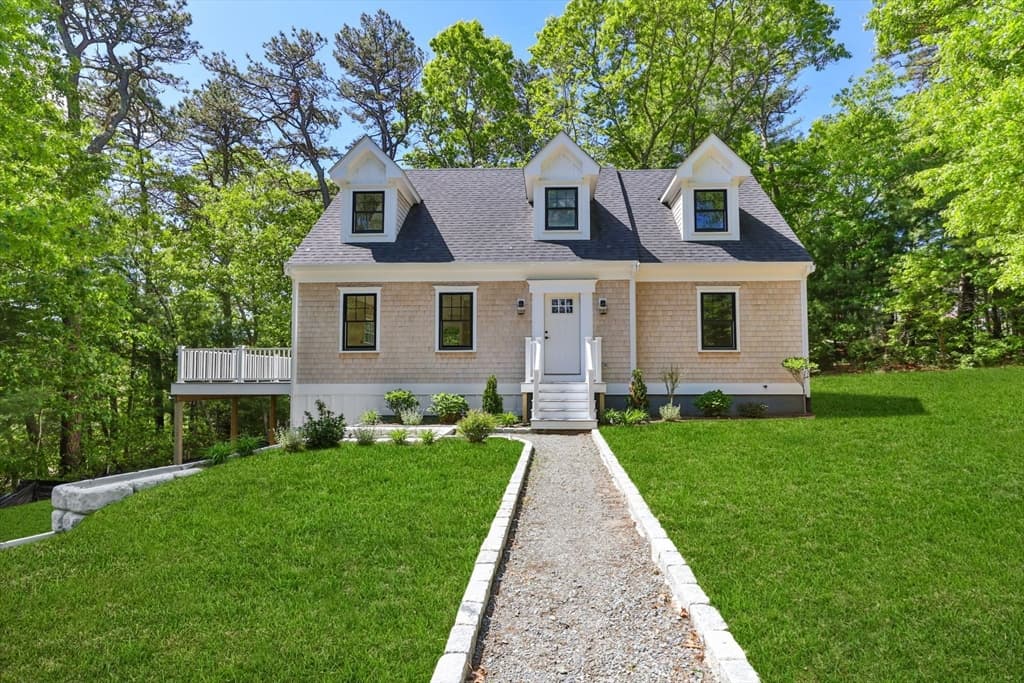 41 Little John Rd, Falmouth MA 02536