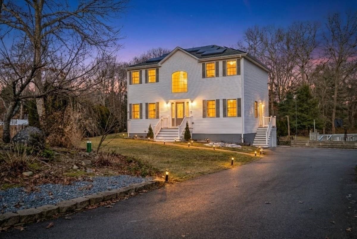 15 Stonewall Ave, Dartmouth MA 02747