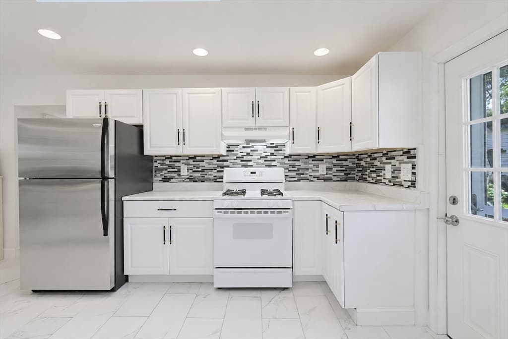 Single Family Residence at 11 3rd Ave, Chelmsford MA 01863, photo 6 of 13